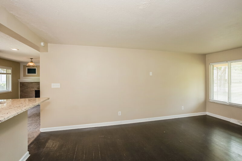 1,540/Mo, 501 N Devon Ave Indianapolis, IN 46219 Living Room View 3