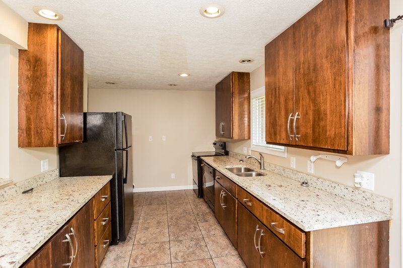 1,540/Mo, 501 N Devon Ave Indianapolis, IN 46219 Kitchen View