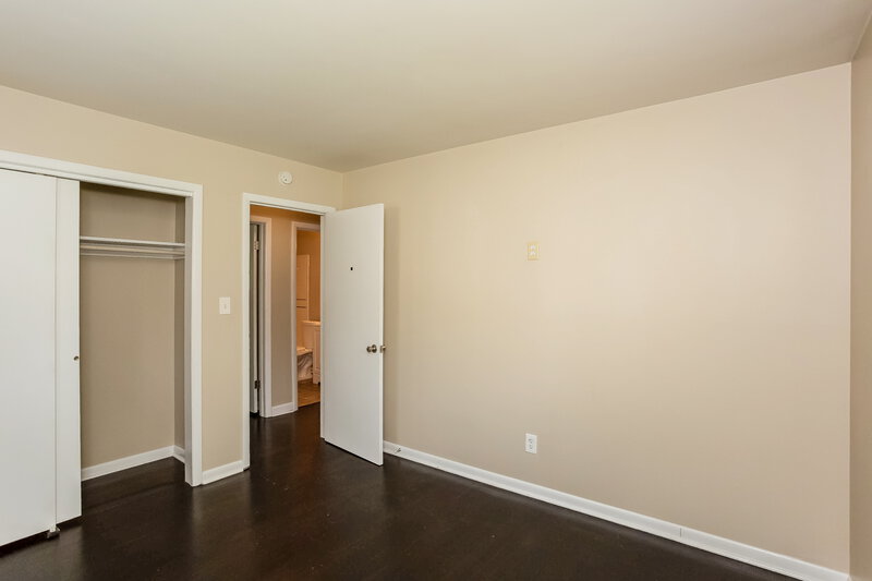 1,540/Mo, 501 N Devon Ave Indianapolis, IN 46219 Main Bedroom View 2