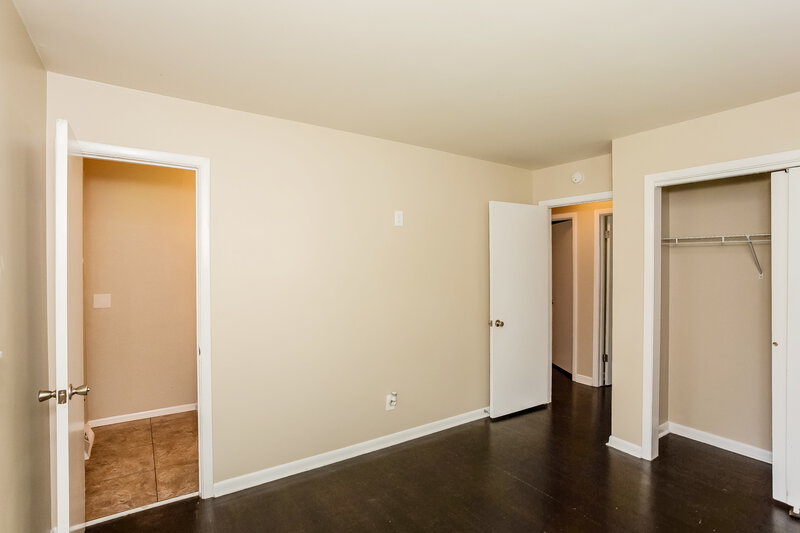 1,540/Mo, 501 N Devon Ave Indianapolis, IN 46219 Main Bedroom View 3
