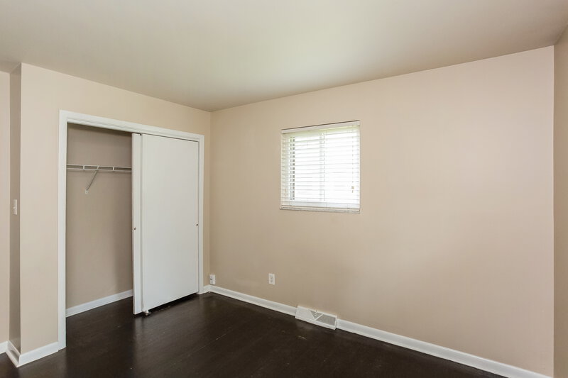 1,540/Mo, 501 N Devon Ave Indianapolis, IN 46219 Main Bedroom View 4