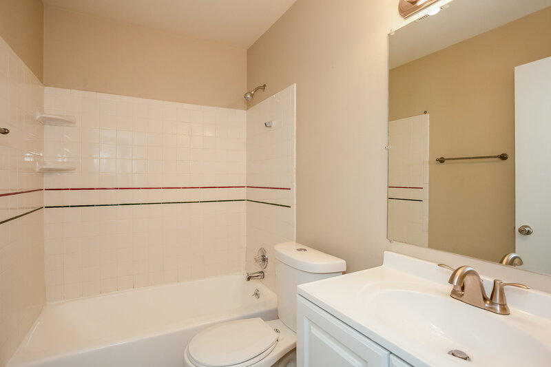 1,540/Mo, 501 N Devon Ave Indianapolis, IN 46219 Main Bathroom View