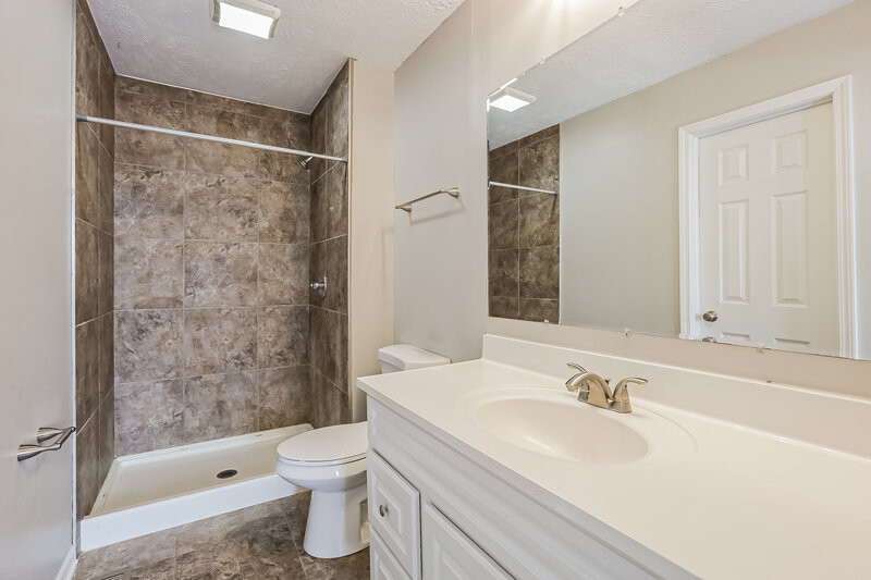 1,725/Mo, 819 Bitter Bark Ln Indianapolis, IN 46227 Main Bathroom View