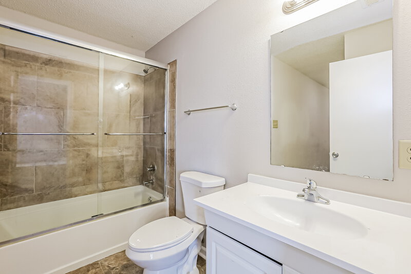 2,015/Mo, 9033 Southernwood Way Indianapolis, IN 46231 Main Bathroom View