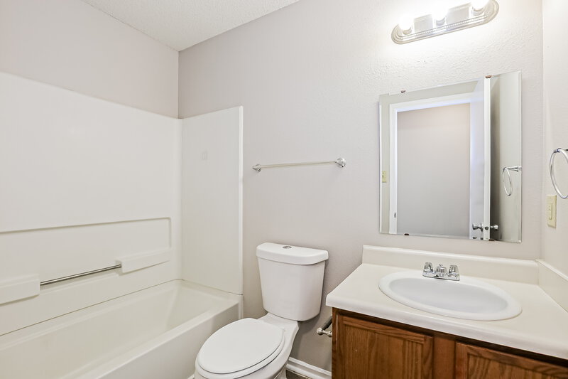 2,015/Mo, 9033 Southernwood Way Indianapolis, IN 46231 Bathroom View