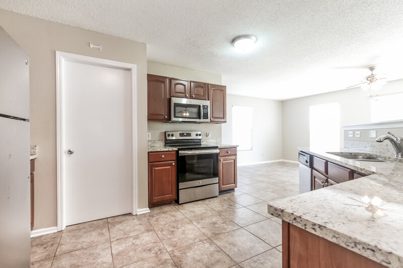 2,920/Mo, 9047 Bainbridge Dr Indianapolis, IN 46113 Kitchen View 2