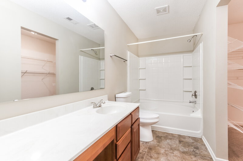2,920/Mo, 9047 Bainbridge Dr Indianapolis, IN 46113 Main Bathroom View