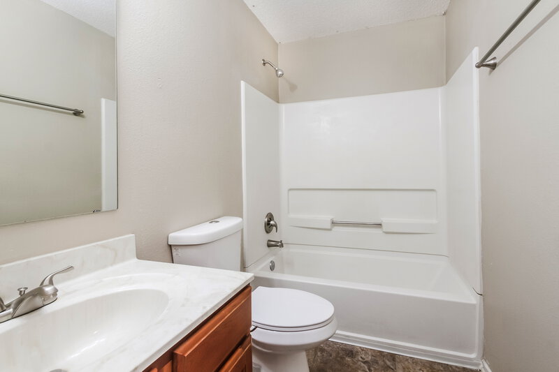 2,920/Mo, 9047 Bainbridge Dr Indianapolis, IN 46113 Bathroom View