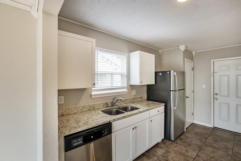 1,925/Mo, 6336 Long River Ln Indianapolis, IN 46221 Kitchen View