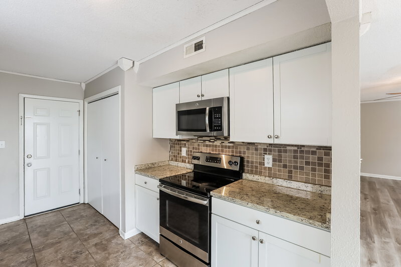 1,925/Mo, 6336 Long River Ln Indianapolis, IN 46221 Kitchen View 2