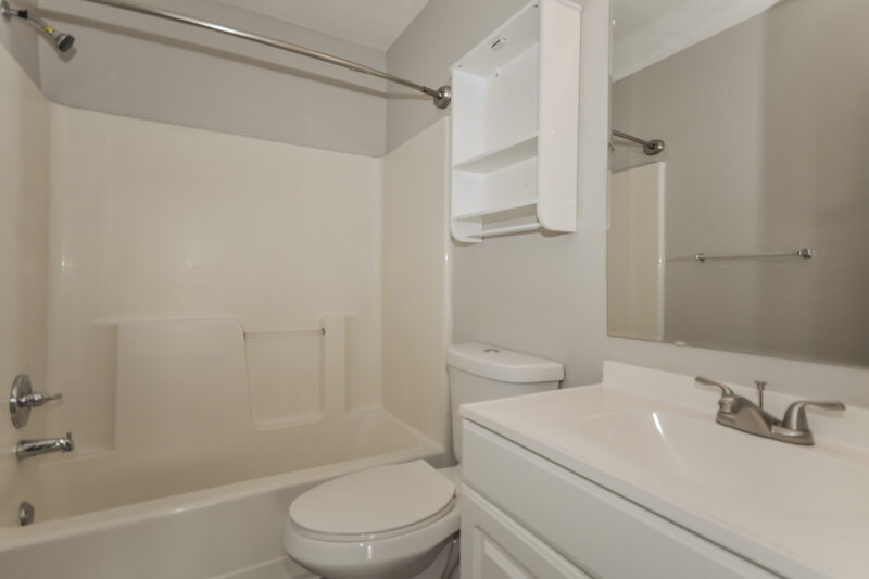 2,115/Mo, 6336 Long River Ln Indianapolis, IN 46221 Main Bathroom View