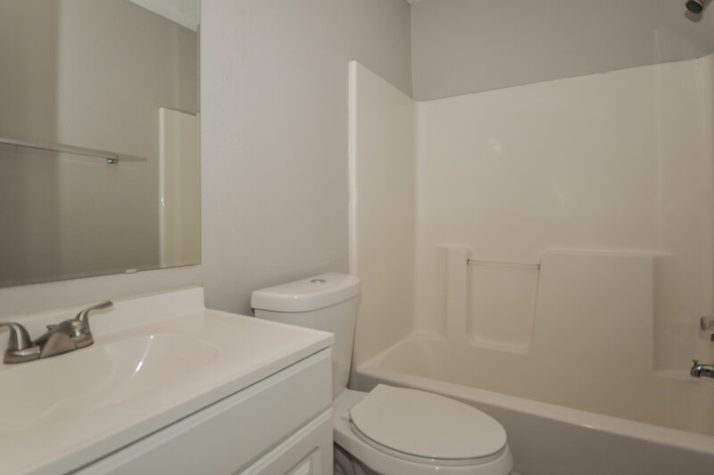 2,115/Mo, 6336 Long River Ln Indianapolis, IN 46221 Bathroom View