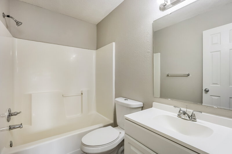 1,925/Mo, 6336 Long River Ln Indianapolis, IN 46221 Bathroom View