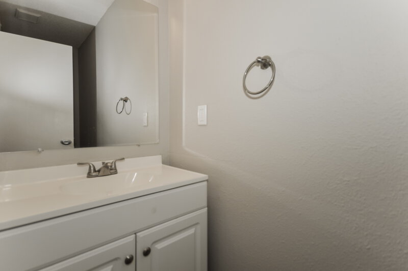 2,115/Mo, 6336 Long River Ln Indianapolis, IN 46221 Bathroom View 2