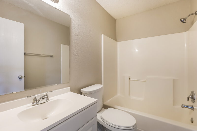 1,925/Mo, 6336 Long River Ln Indianapolis, IN 46221 Bathroom View 2