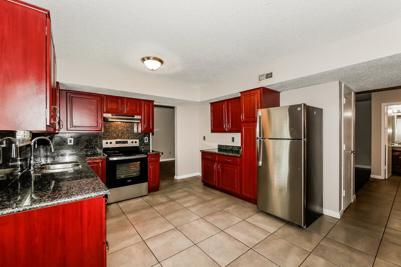 1,990/Mo, 4008 Crabtree Ct Indianapolis, IN 46235 Kitchen View