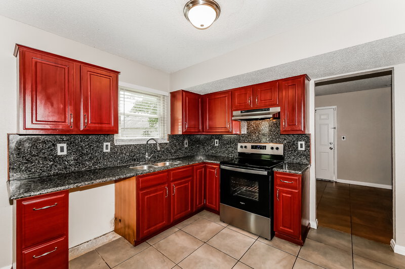 1,990/Mo, 4008 Crabtree Ct Indianapolis, IN 46235 Kitchen View 2