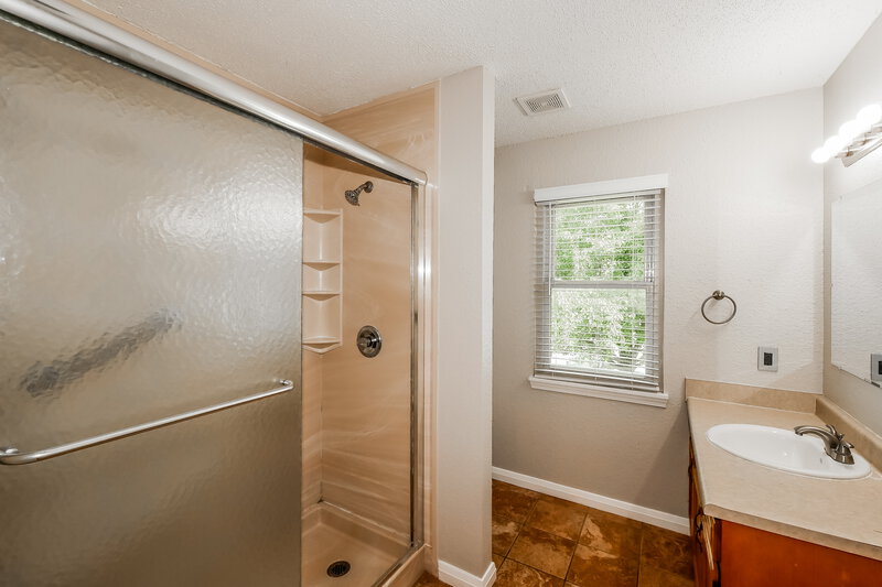 1,990/Mo, 4008 Crabtree Ct Indianapolis, IN 46235 Main Bathroom View