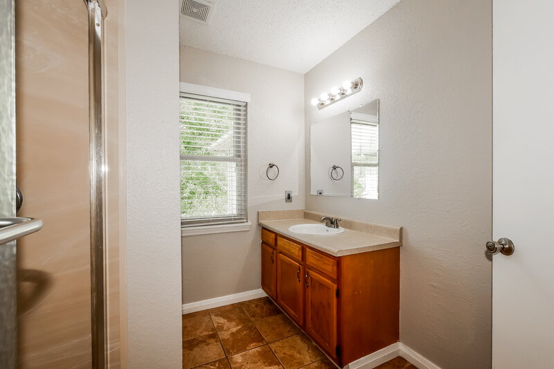 1,990/Mo, 4008 Crabtree Ct Indianapolis, IN 46235 Main Bathroom View 2