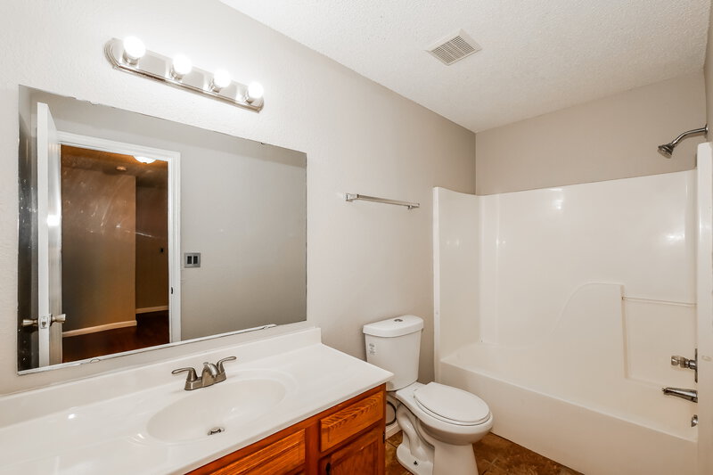 1,990/Mo, 4008 Crabtree Ct Indianapolis, IN 46235 Bathroom View