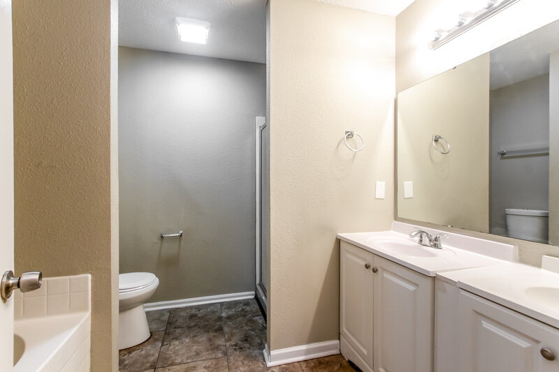 2,410/Mo, 607 Sweet Creek Dr Indianapolis, IN 46239 Main Bathroom View