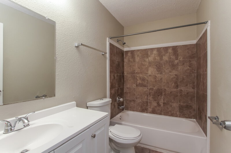 2,410/Mo, 607 Sweet Creek Dr Indianapolis, IN 46239 Bathroom View