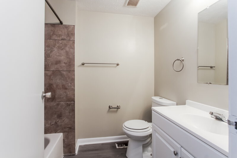 2,290/Mo, 8931 Squire Ct Indianapolis, IN 46250 Main Bathroom View