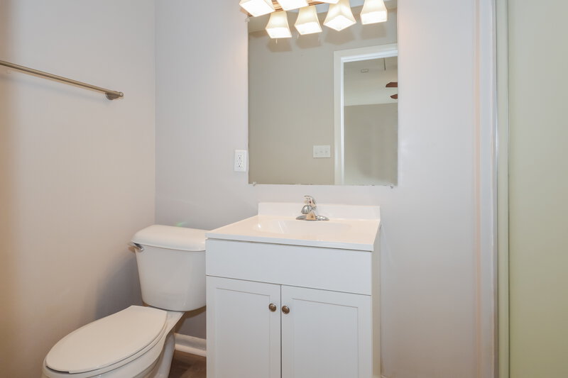 1,780/Mo, 3017 Southwest Dr Indianapolis, IN 46241 Main Bathroom View