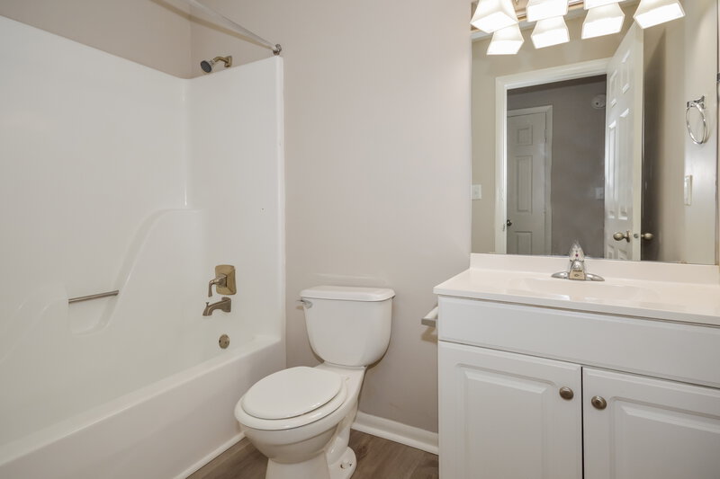 1,780/Mo, 3017 Southwest Dr Indianapolis, IN 46241 Bathroom View