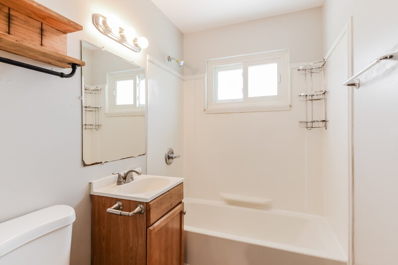 1,480/Mo, 17 Gerry Ct Beech Grove, IN 46107 Main Bathroom View