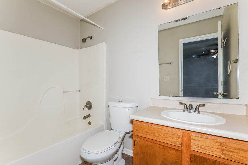 1,600/Mo, 10711 Sterling Apple Dr Indianapolis, IN 46235 Main Bathroom View