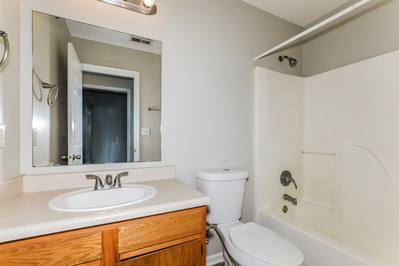 1,600/Mo, 10711 Sterling Apple Dr Indianapolis, IN 46235 Bathroom View