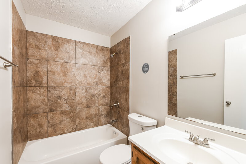 1,600/Mo, 4511 Tucson Dr Indianapolis, IN 46241 Main Bathroom View