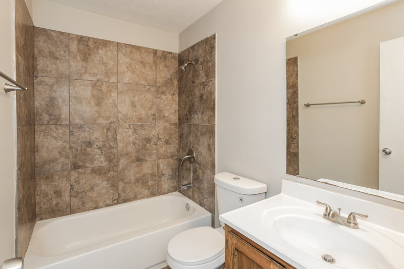 1,430/Mo, 4511 Tucson Dr Indianapolis, IN 46241 Bathroom View
