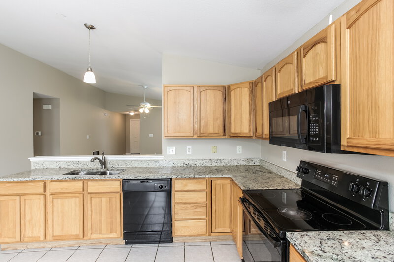 1,700/Mo, 4034 Steelewater Way Indianapolis, IN 46235 Kitchen View