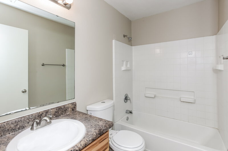1,700/Mo, 4034 Steelewater Way Indianapolis, IN 46235 Main Bathroom View