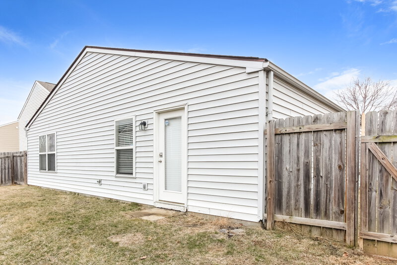 1,700/Mo, 4034 Steelewater Way Indianapolis, IN 46235 Rear View