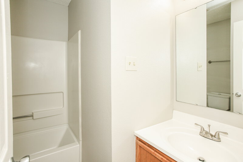 1,555/Mo, 10860 Wymm Ln Ingalls, IN 46040 Bathroom View