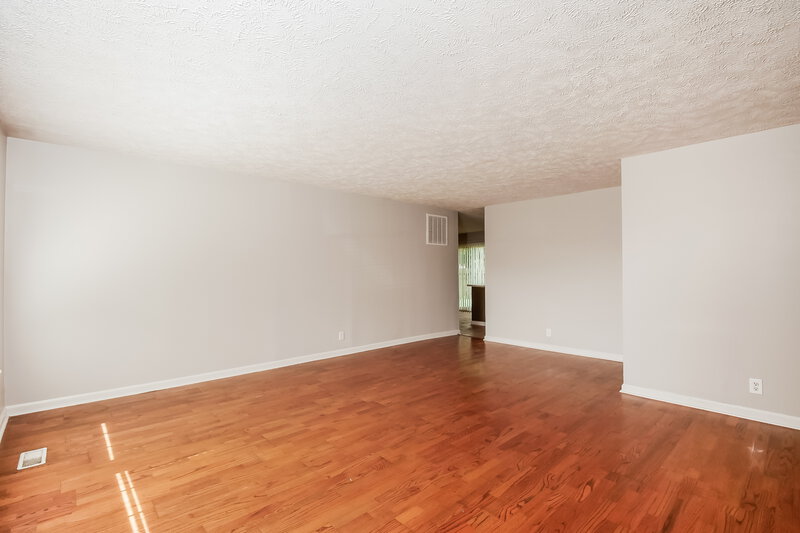 1,635/Mo, 8858 Frontenac Rd Indianapolis, IN 46226 Living Room View 2