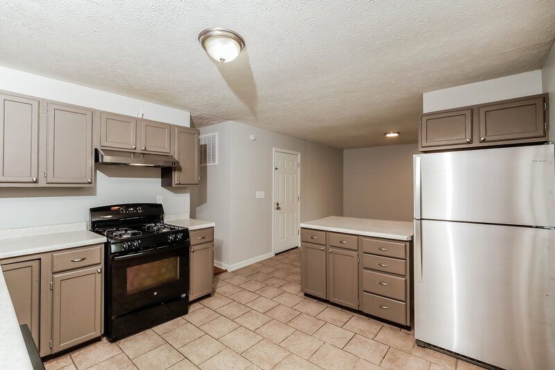 1,635/Mo, 8858 Frontenac Rd Indianapolis, IN 46226 Kitchen View 2