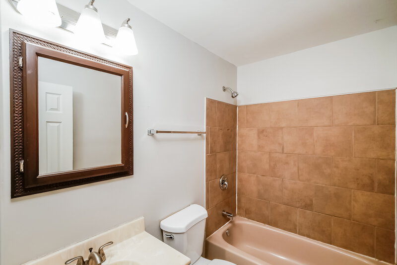 1,635/Mo, 8858 Frontenac Rd Indianapolis, IN 46226 Main Bathroom View