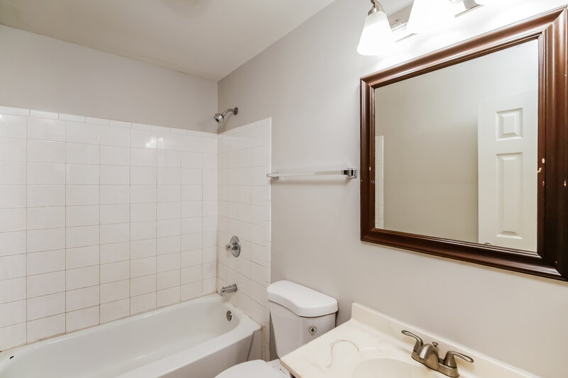 1,635/Mo, 8858 Frontenac Rd Indianapolis, IN 46226 Bathroom View