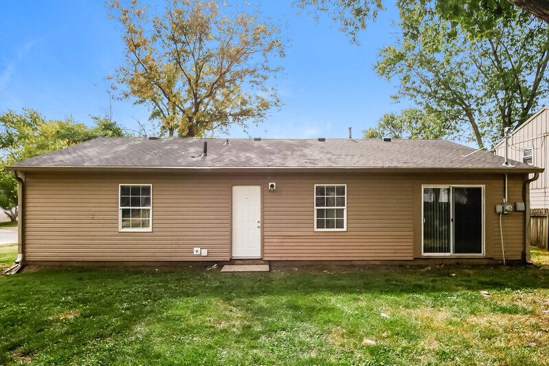 1,635/Mo, 8858 Frontenac Rd Indianapolis, IN 46226 Rear View