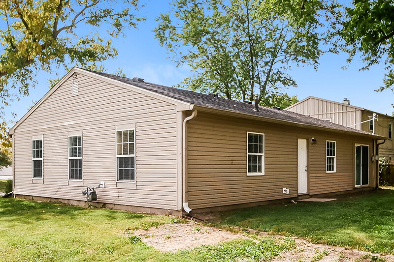 1,635/Mo, 8858 Frontenac Rd Indianapolis, IN 46226 Rear View 2