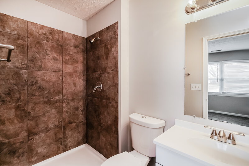 1,840/Mo, 6746 Granger Ln Indianapolis, IN 46268 Main Bathroom View