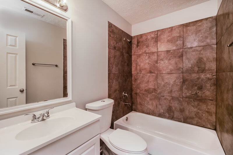 1,840/Mo, 6746 Granger Ln Indianapolis, IN 46268 Bathroom View