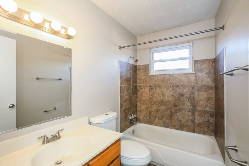 1,475/Mo, 4623 N Richardt Ave Indianapolis, IN 46226 Main Bathroom View