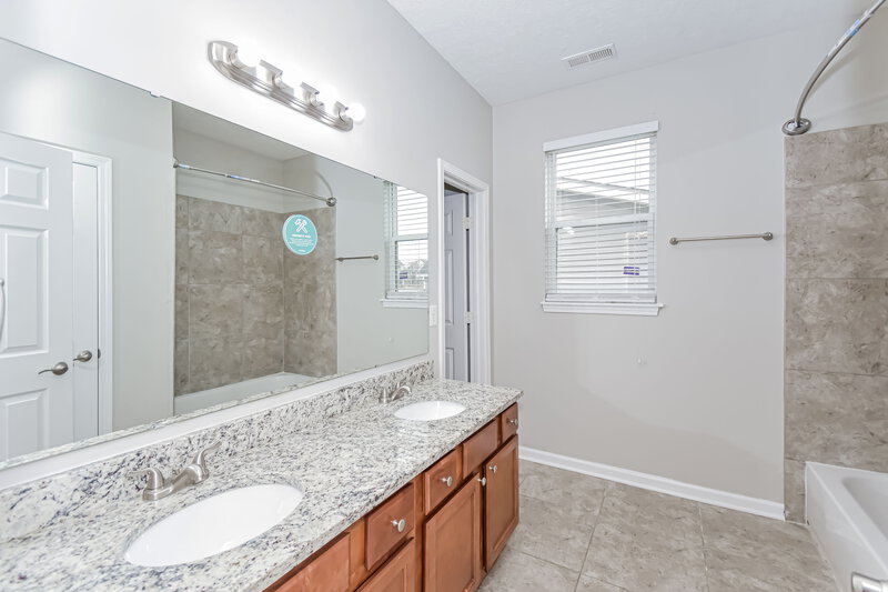 1,595/Mo, 2939 E Tabor St Indianapolis, IN 46203 Main Bathroom View