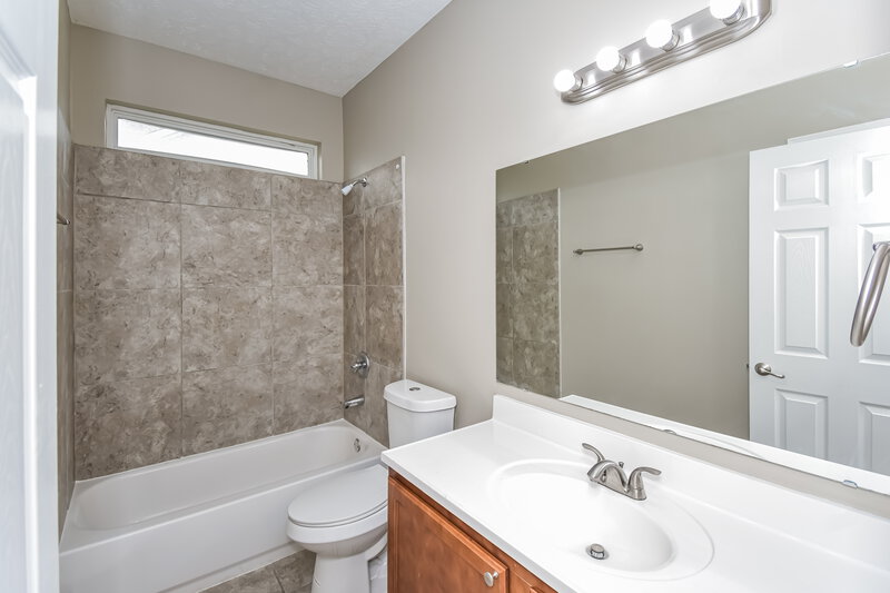 1,595/Mo, 2939 E Tabor St Indianapolis, IN 46203 Bathroom View