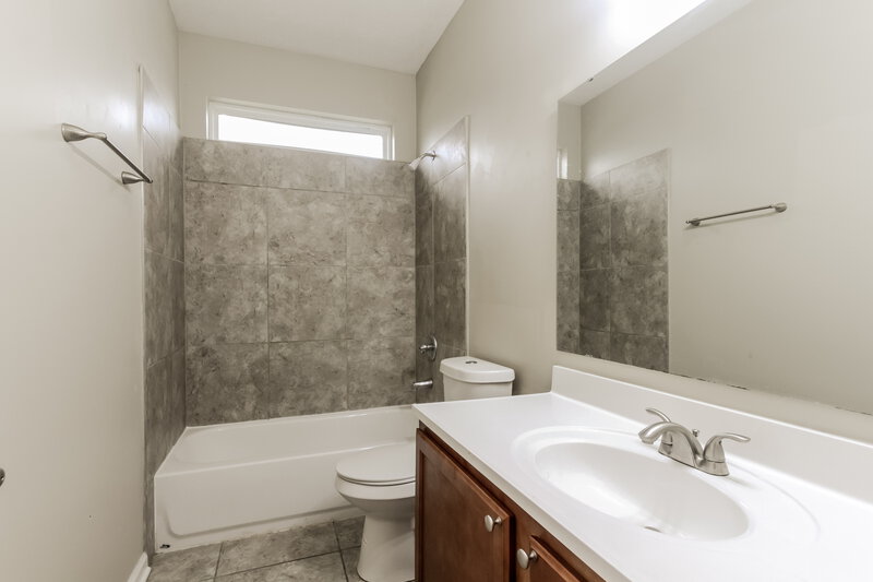 1,595/Mo, 2939 E Tabor St Indianapolis, IN 46203 Bathroom View 2